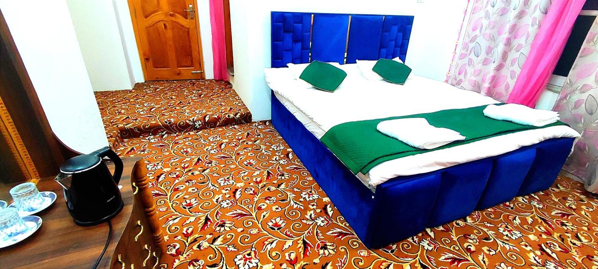 The Clover Inn Сринагар Экстерьер фото