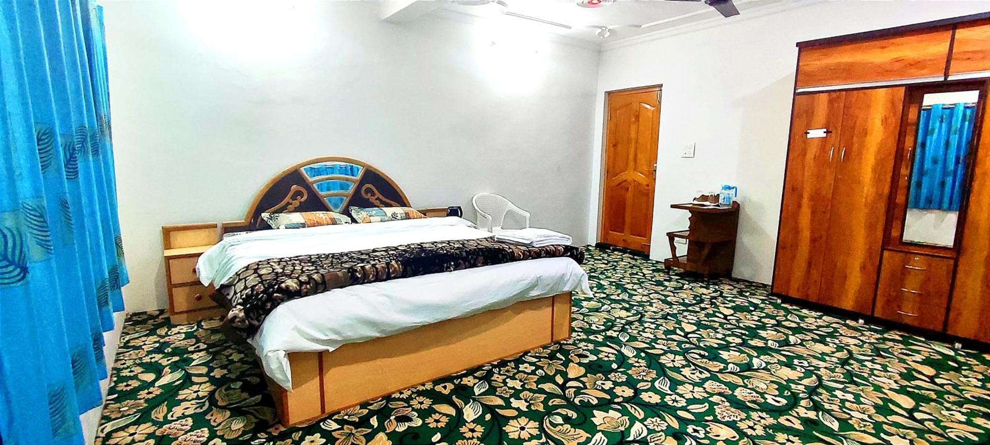 The Clover Inn Сринагар Экстерьер фото